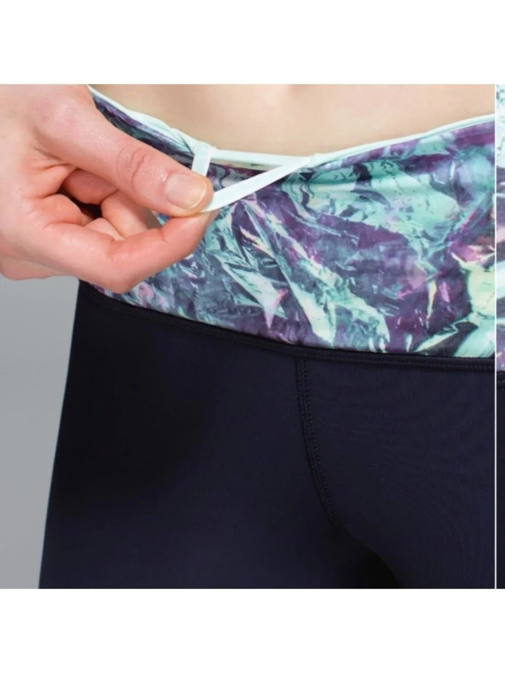 Lululemon Var-City Crop criss cross Naval Blue / Iridescent Multi